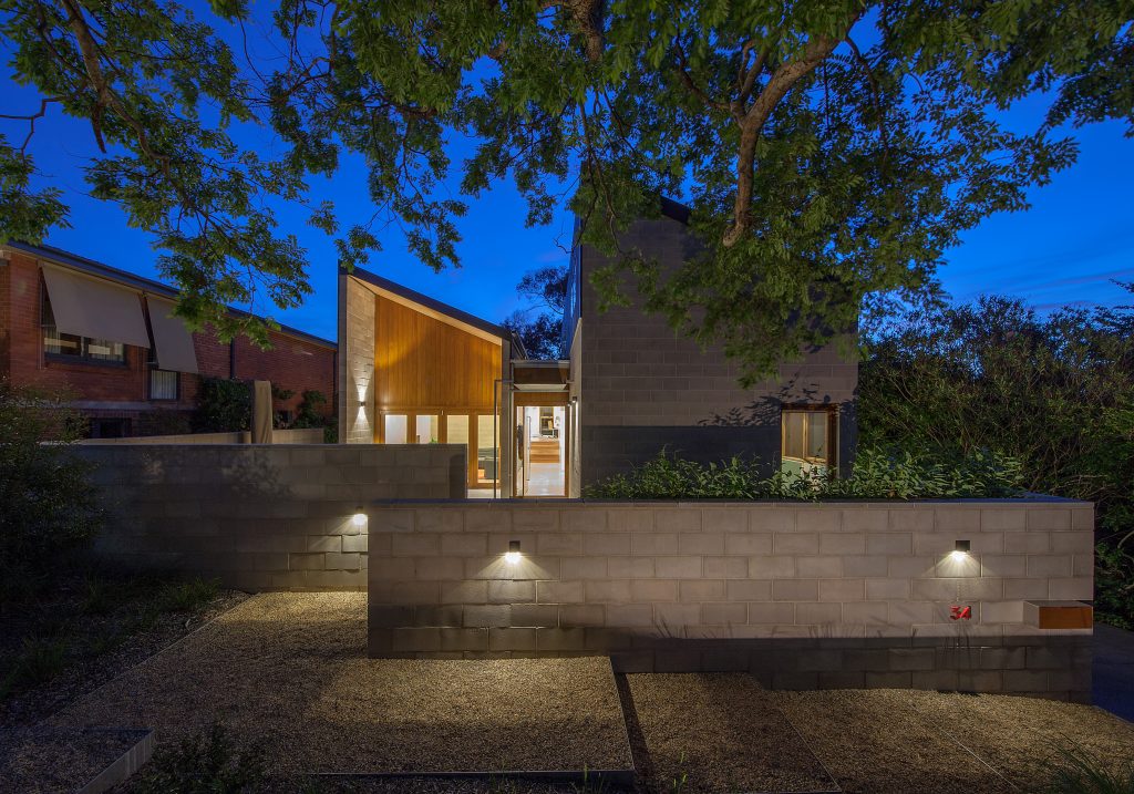 Residential Architecture – Houses (New) Malcolm Moir and Heather Sutherland Award – King House by Cox Architecture. Photo by Ben Wrigley. 