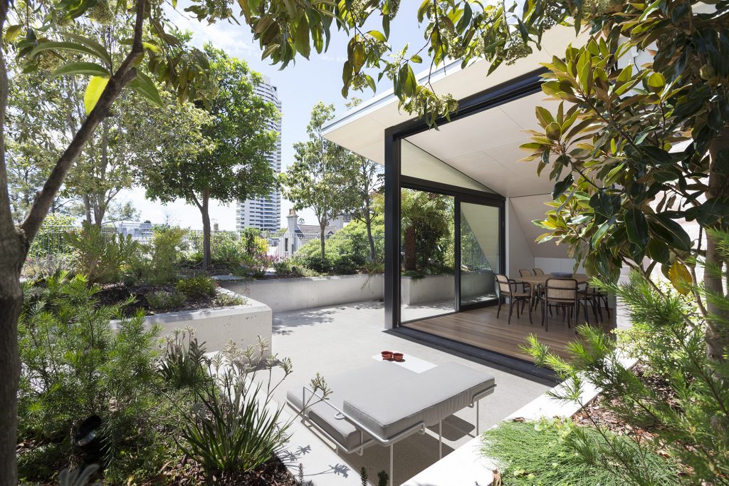 RESIDENTIAL ARCHITECTURE – HOUSES (ALTERATIONS & ADDITIONS) - Hugh and Eva Buhrich Award – Darlinghurst Rooftop by CO-AP (Architects). Photo by Ross Honeysett.