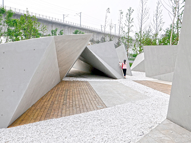 Eva Castro - Sunken Garden (2013), photographer Plasma Studio